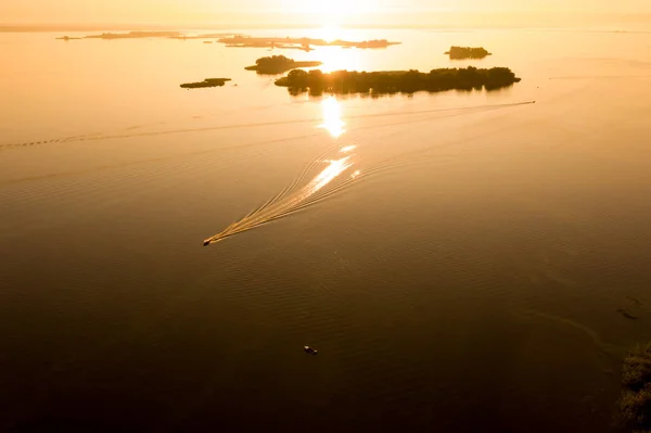 Widok Powietrza Rzekę Dniepr Zachodzie Słońca Motorówką Szlakiem Spokojnej Wodzie — Zdjęcie stockowe