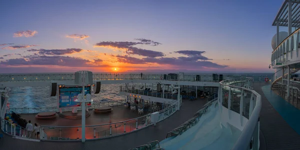 Закат Над Сардинией Захваченный Носа Круизного Судна Разворачивается Зрелище Ярких — стоковое фото