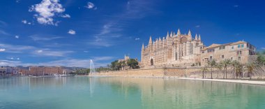 Güneşli bir yaz gününde Palma de Mallorca 'nın Gotik Katedrali' nin alışılmadık bir manzarası. Yukarıdaki derin mavi gökyüzü katedralin karmaşık tasarımlarını ve ihtişamını vurguluyor. Bu da bilinen bir dönüm noktasında taze bir açı sunuyor.