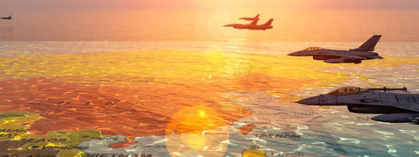 喷气式中队在地图上飞行 沐浴在夕阳西下的金色光芒中 免版税图库图片