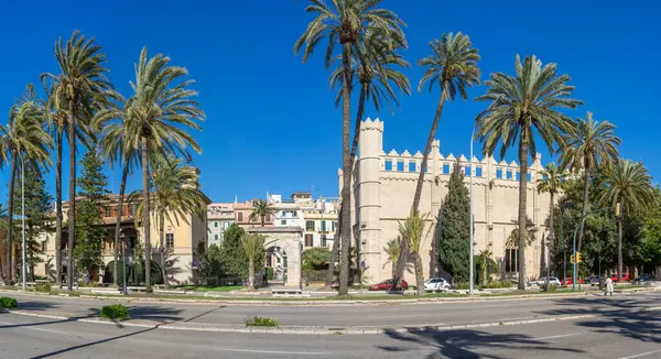 La Llotja-Doğan, Gotik bir başyapıt, açık gökyüzünün altındaki yüksek palmiyelerin arasında zarif bir şekilde duruyor..