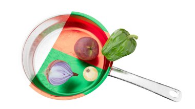 İtalyan bayrağının yeşil, beyaz ve kırmızısına boyanmış bir tavada elma, soğan ve dolma biber ile renkli bir yemek fotoğrafı..