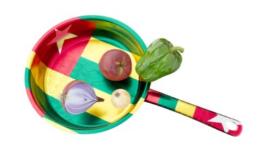 Kültürel bir aşçılık deneyimi için hazır, çeşitli sebzelerle birlikte Kamerun bayrak tasarımını içeren bir kızartma tavası..