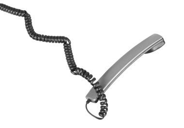 Kablosu olan eski bir telefon.