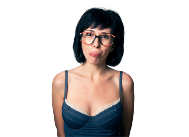 Komik esmer kadın jestler yapıyor.