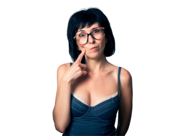 Komik esmer kadın jestler yapıyor.