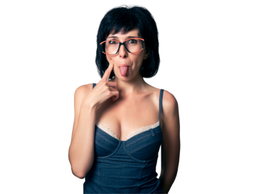 Komik esmer kadın jestler yapıyor.