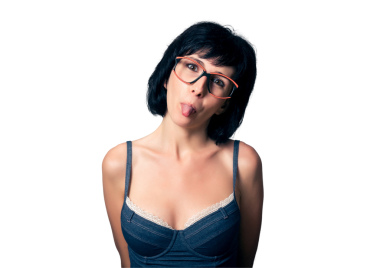 Komik esmer kadın jestler yapıyor.