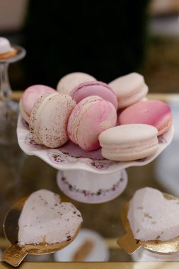 Pembe çiçekli Fransız kurabiyeleri..