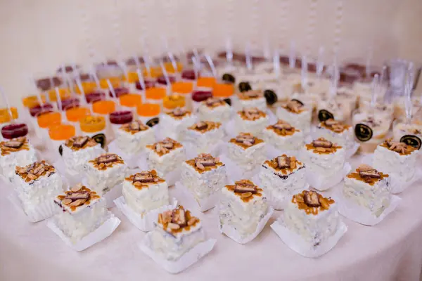 Lahodný Chutný Dezertní Stůl Cupcakes Záběry Svatební Hostině Detailní — Stock fotografie