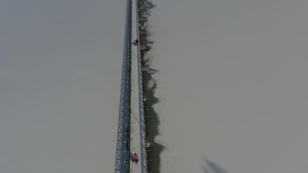 Lange Holzbrücke Zugefrorenen See Luftaufnahme — Stockvideo