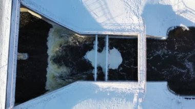 Kış gölü barajı ve su sıçraması, hava manzarası