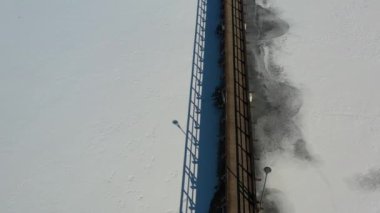 Kış gölünde uzun tahta köprü, hava manzarası.