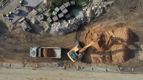 市の広場建設現場での掘削機やトラック 空中ビュー — ストック動画