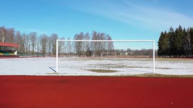 İnsansız hava aracı kış stadyumunda bir futbol kalesinde uçuyor.