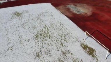 Kışın karlı stadyum, hava manzaralı.