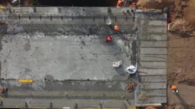 Köprü inşaatı ve hava manzarası üzerinde uçan insansız hava aracı