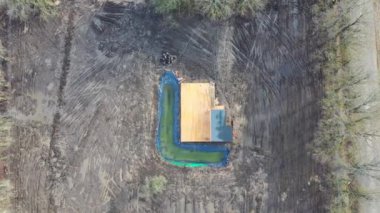 Baharda küçük gölü olan yeni bir bina, hava manzaralı.