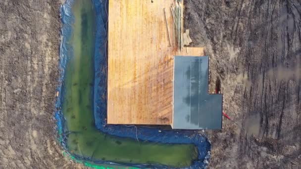 Drone Voa Acima Construção Edifício Novo Com Lagoa Pequena Mola — Vídeo de Stock
