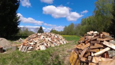 İlkbaharda odun yığını Çiftliğin bahçesinde, zaman aşımı