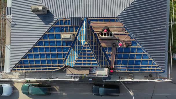 新しい屋根の上に置いて古い煙突を引き裂く労働者 空中視界 — ストック動画