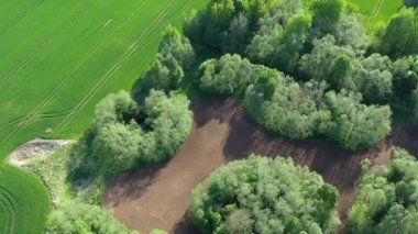 Ekin tarlaları ve bahçeleri olan bahar arazisi, hava manzarası