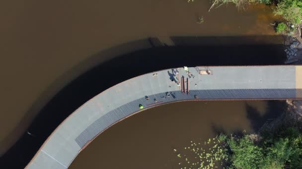 Drewniane Poręcze Mostu Dla Pieszych Nad Rzeką Widok Powietrza — Wideo stockowe