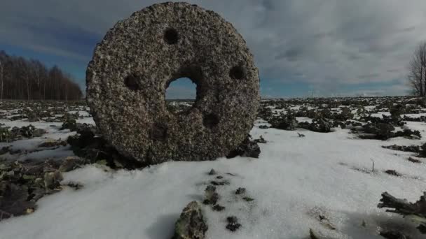 Antiguo Molino Piedra Histórico Campo Primavera Con Nieve Nubes Movimiento — Vídeos de Stock