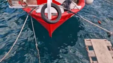 Yunanistan 'ın Nafplio kentindeki açık liman körfezi suyunda balıkçı teknesi