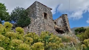 Eski terk edilmiş ev Antik Pyrichos, Moreloponnese, Yunanistan 