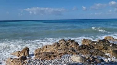 Yunanistan 'ın Argolis Körfezi' ndeki Moreloponnese 'de kayalık deniz kıyıları