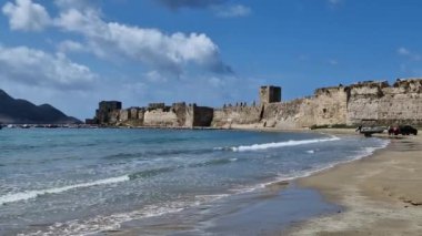 Yunanistan 'ın Moreloponese kentindeki tarihi Methoni kalesi