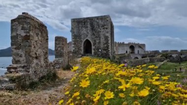 Yunanistan 'ın Moreloponese kentinde tarihi Methoni şatosu Venedik ve çiçekler
