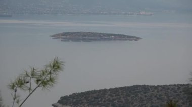 Baharda Saron Körfezi 'ndeki adaya, Moreloponnese, Yunanistan