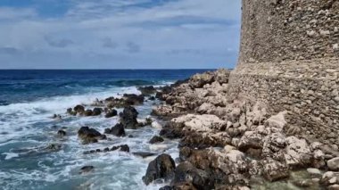 Methoni Kalesi yakınlarındaki deniz ve uzakta bir yelkenli, Moreloponnese, Yunanistan