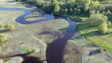 Sel dindikten sonra ilk bahar nehri kıvrılır, hava manzarası