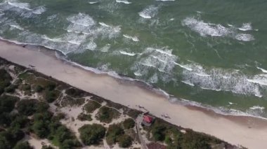 Nida tatil köyünün kıyısındaki Baltık Denizi 'nin güzel dalgaları, hava manzarası.