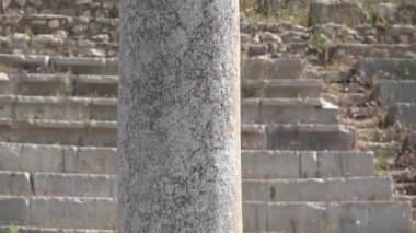 Deniz kenarındaki antik Epidaurus küçük tiyatrosunu harap eder. Moreloponez, Yunanistan