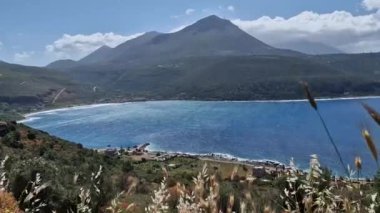 Yunanistan 'da dağları ve deniz koyunu olan tipik Mora manzarası