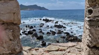 Methoni Kalesi yakınlarındaki kayalık deniz Venedik harabeleri, Moreloponnese, Yunanistan