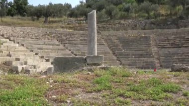 Deniz kenarındaki antik Epidaurus küçük tiyatrosunu harap eder. Moreloponez, Yunanistan