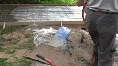 Karıştırıcıdaki beton beton, beton alanının yakınındaki çiftlik avlusuna dökülüyor.
