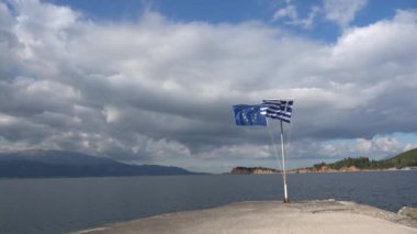 Yunanistan ve Avrupa Birliği bayrakları ve deniz koyları, Moreloponnese, Yunanistan
