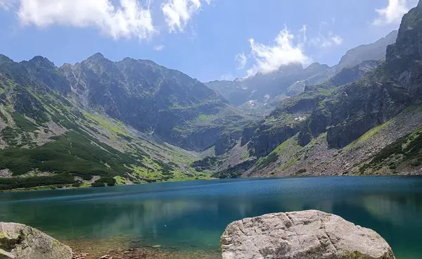 Dağların güzel manzarası ve Czarny Staw Gasienicowy.