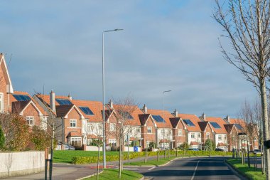 14 Ocak 2024 - CORK, İrlanda. Güneşli bir günde yeni bir İrlanda konutunun çatısında güneş panelleri görülüyor..