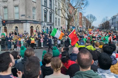 CORK, IRELAND - 17 Mart 2022: Grand Parade caddesinde ülkelerini temsil eden bir grup Çinli.