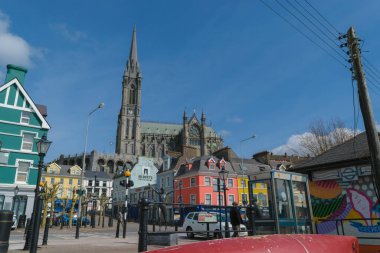 2021-04-17 - COBH, İrlanda. Cork, İrlanda yakınlarındaki Cobh 'daki St. Colman Katedrali' nin baskısı.