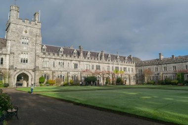 CORK CITY, IRELAND - NOVEMBER 22, 2020: Mimari Görkemli: Üniversite Mantarı Çeyreği 'ndeki' Long Hall 've Saat Kulesi' nin bir bakışı. İrlanda Ulusal Üniversitesi Seçkin Seçmen Üniversitesi.