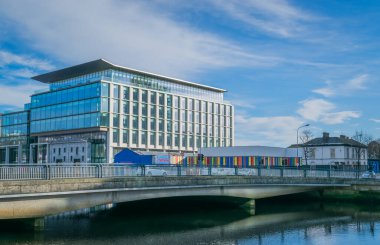 23 Ocak. 2021 - Mantar, İrlanda. Navigasyon Meydanı 'nın NSQ1 ofis binası çağdaş inşaat standartlarını gösteriyor.