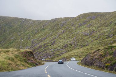 İrlanda, Kerry Halkası. Ağustos 7.2024. Arabalar görkemli dağ geçidinde yol alırlar..